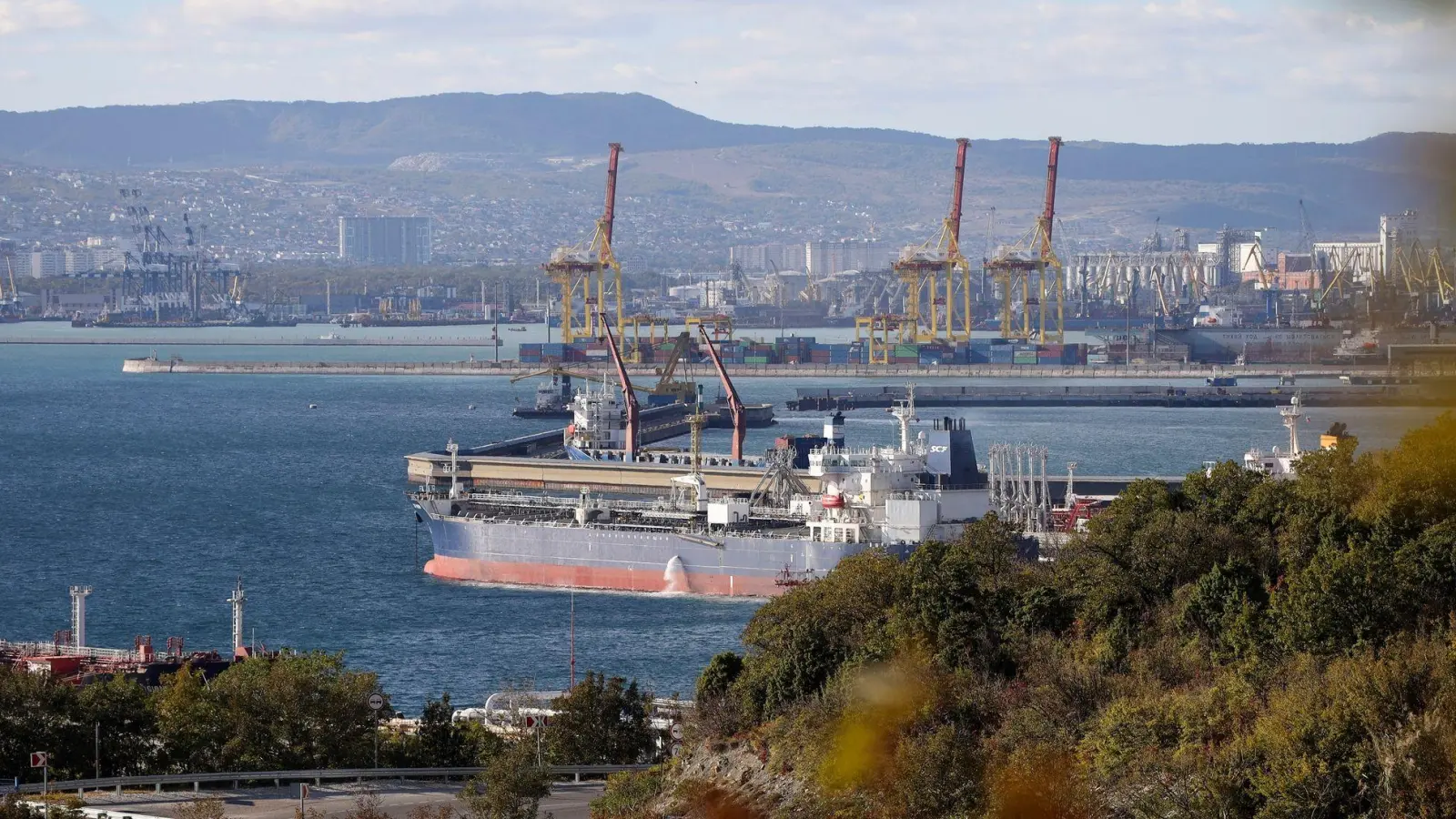 Ein Öltanker liegt in einem Hafen in Südrussland. Russland verkauft sein Öl billig vor allem an Indien. (Archivbild) (Foto: ---/AP/dpa)