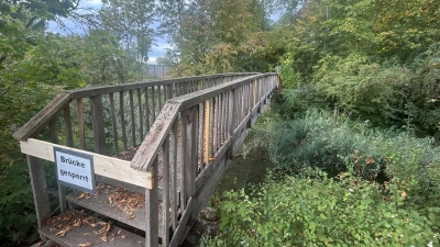 Deutlich in die Jahre gekommen: Die derzeitige Holzkonstruktion über die Altmühl soll Mitte November durch eine Aluminiumbrücke ersetzt werden. (Foto: Florian Pöhlmann)