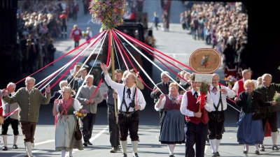 Für die Michaelis-Kirchweih hat die Stadt Fürth das Sicherheitskonzept verschärft. (Archivbild) (Foto: Daniel Karmann/dpa)