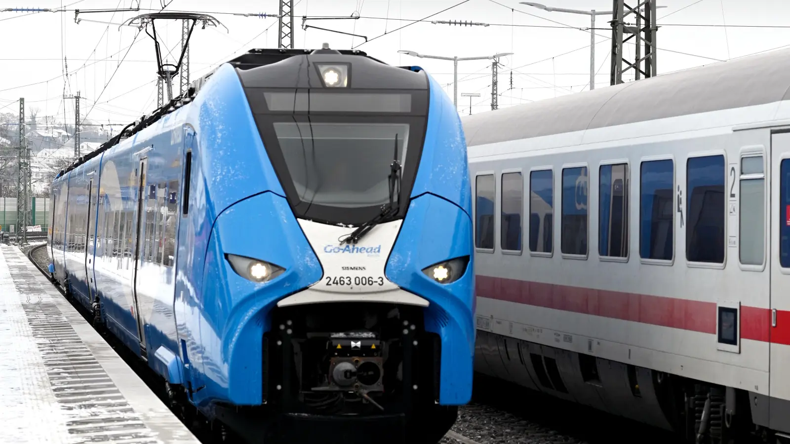 Ein Siemens Mireo des Bahnbetreibers Go-Ahead fährt in den Bahnhof Ansbach ein. Die Neufahrzeuge haben im Dezember einen Wintereinbruch nicht gut verkraftet. (Foto: Jim Albright)