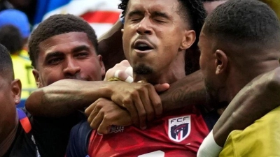 Der Außenseiter jubelt: Kevin Pina (Nr. 6) und seine Teamkollegen feiern das erste Tor in der WM-Geschichte Kap Verdes. (Foto: Lynne Sladky/AP/dpa)