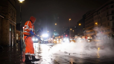 Arbeiten in der Dunkelheit: Ein Mitarbeiter der Stadtreinigung in Hamburg. (Foto: Christian Charisius/dpa)