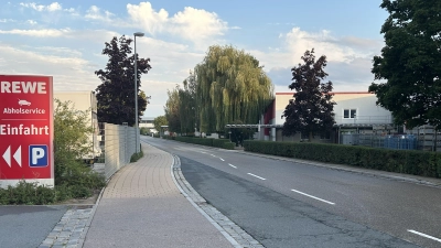 Die Firma Sielaff will sich am Standort in Herrieden vergrößern. So soll die Münchner Straße künftig nur noch bis zur Einfahrt des Supermarktes für den freien Verkehr zugänglich sein. (Foto: Florian Pöhlmann)