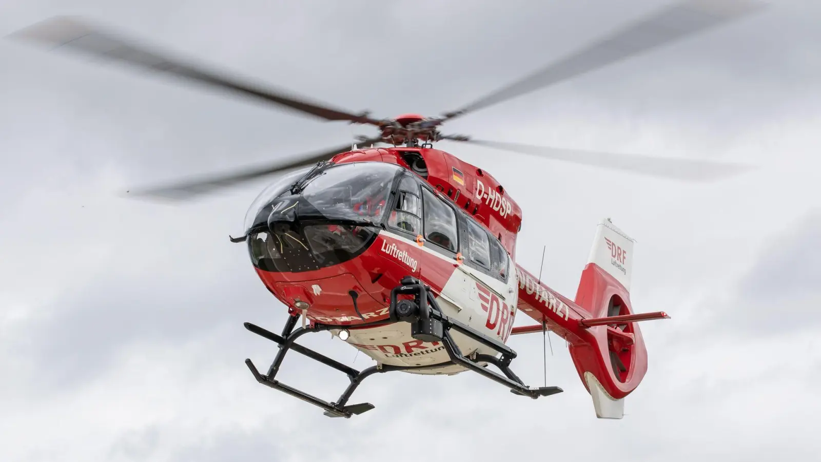 Ein Rettungshubschrauber brachte das Kind noch in ein Krankenhaus. (Symbolbild) (Foto: Daniel Karmann/dpa)