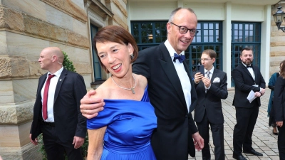 Das Ehepaar Merz vor dem Bayreuther Festspielhaus.  (Foto: Karl-Josef Hildenbrand/dpa)
