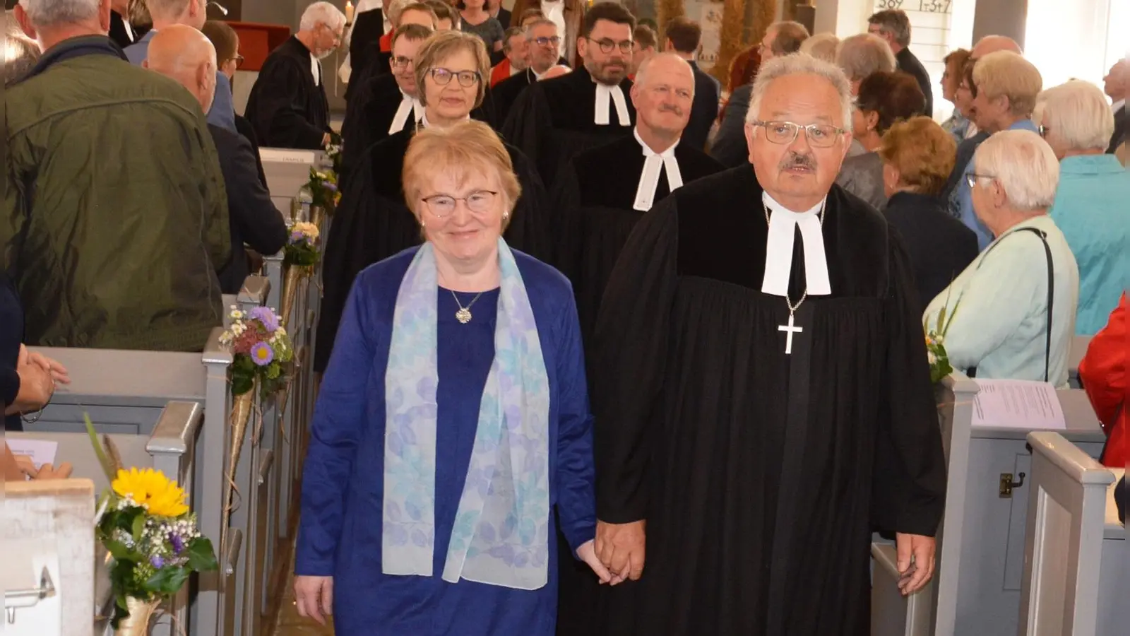 Auszug nach 19-jährigem Wirken als Pfarrer: Hermann Rummel mit Ehefrau Renate Rummel, dahinter Oberkirchenrätin Gisela Bornowski (links) und Pfarrer Michael Fleps (rechts). (Foto: Peter Tippl)