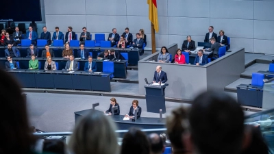 Bundeskanzler Olaf Scholz im Bundestag. Die Bundesregierung plant, die Ukraine-Hilfen im kommenden Jahr deutlich anzuheben. (Foto: Michael Kappeler/dpa)