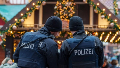 Einsatz auf dem Weihnachtsmarkt: Wegen des randalierenden Mannes rückt die Polizei aus. (Symbolbild) (Foto: Andreas Arnold/dpa)
