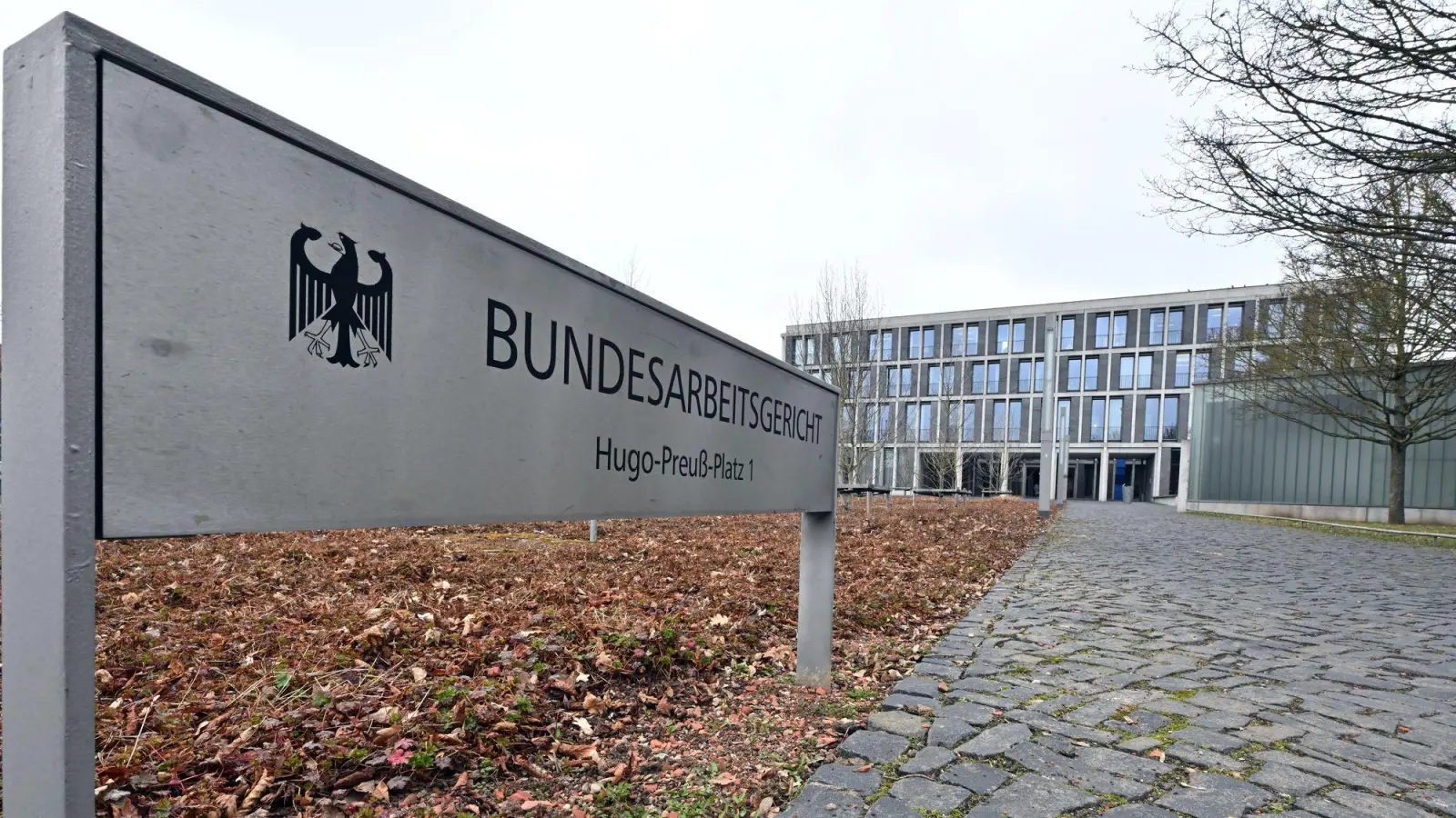 Das Bundesarbeitsgericht verhandelt über Lohngerechtigkeit zwischen Frauen und Männern (Illustration).  (Foto: Martin Schutt/dpa)