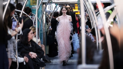 Models tragen Kreationen von Gloria Coelho während einer Veranstaltung der Sao Paulo Fashion Week in der U-Bahn. (Foto: Ettore Chiereguini/AP/dpa)
