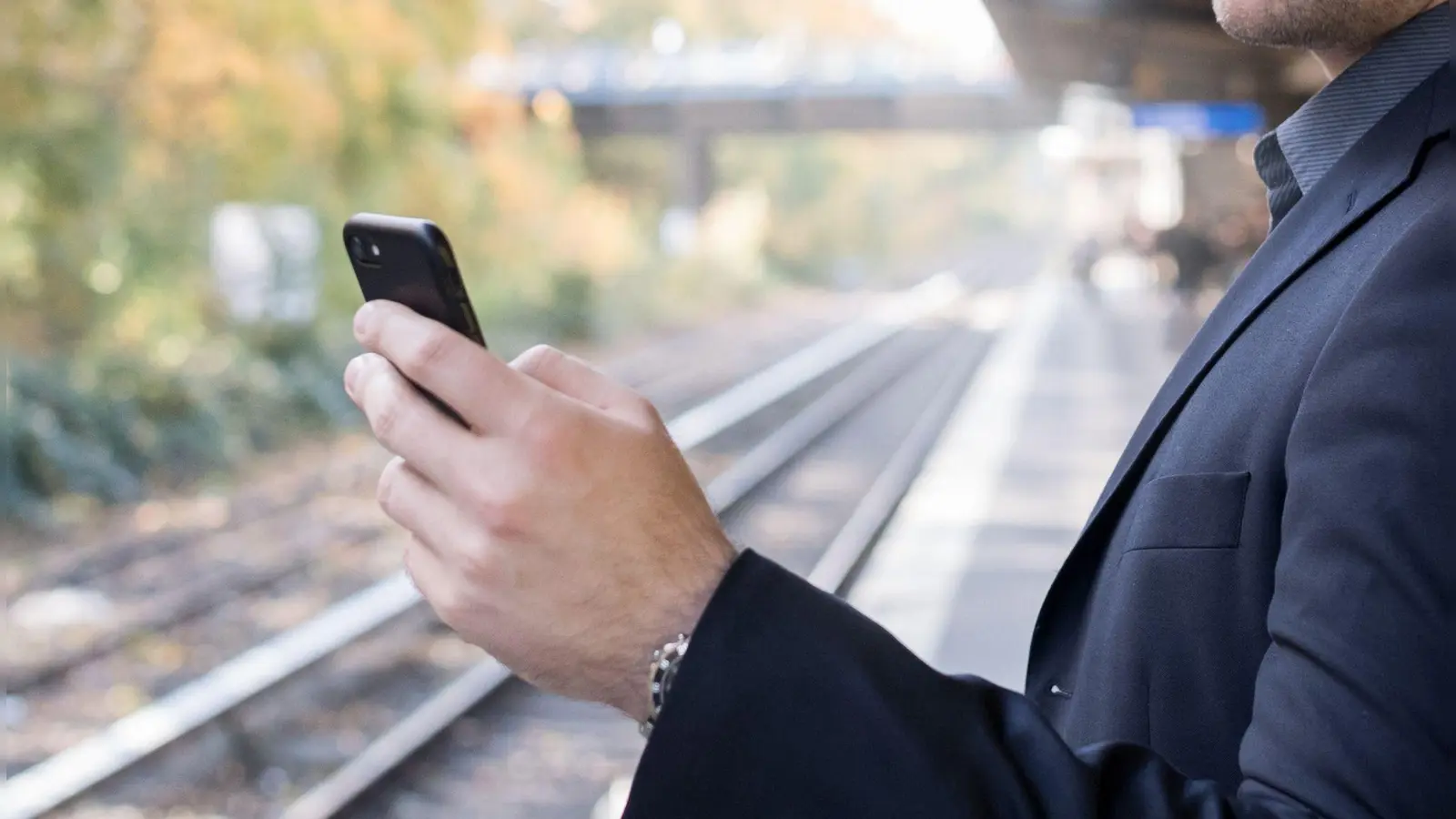 Echtzeitdaten für Bus und Bahn: Google Maps zeigt künftig nicht nur geplante Abfahrtszeiten, sondern auch Verspätungen und Prognosen direkt in der App. (Foto: Alexander Heinl/dpa-tmn)