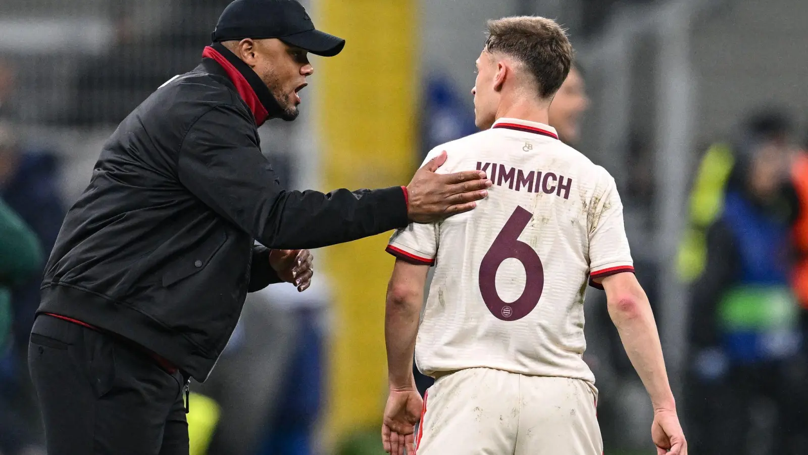 Joshua Kimmich (r) ist vom gemeinsamen Weg mit Trainer Vincent Kompany (l) „völlig überzeugt“. (Foto: Sven Hoppe/dpa)