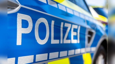 Einsatzkräfte der Polizei müssen in Schwaben einen Störer aus einem Gottesdienst begleiten. (Symbolbild) (Foto: David Inderlied/dpa)