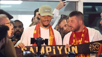 Nationalspieler Leroy Sané (M.) bei seiner Ankunft in Istanbul. (Foto: Murat Akbas/dpa)