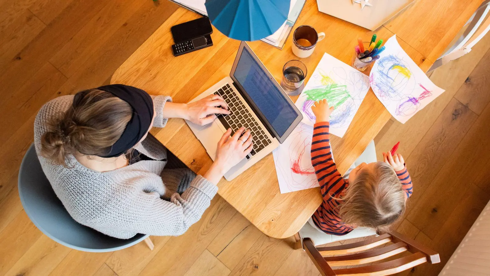 Das Projekt „Vollzeit-Arbeit“ muss von der ganzen Familie getragen werden: Dazu gehört es auch, Aufgaben smart zu verteilen. (Foto: Julian Stratenschulte/dpa/dpa-tmn)