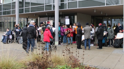 Mit Gitarre und Trommeln bewaffnet, führten die Teilnehmenden ihre Protestaktion vor dem Bezirksrathaus in Ansbach aus. (Foto: Constantin Prosch)