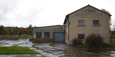 Dieses und ein paar weitere Gebäude auf dem alten Ziegler-Areal werden in den kommenden Wochen abgerissen, umPlatz zu schaffen fürden dort geplanten neuen Einkaufsmarkt.  (Foto: Christa Frühwald)