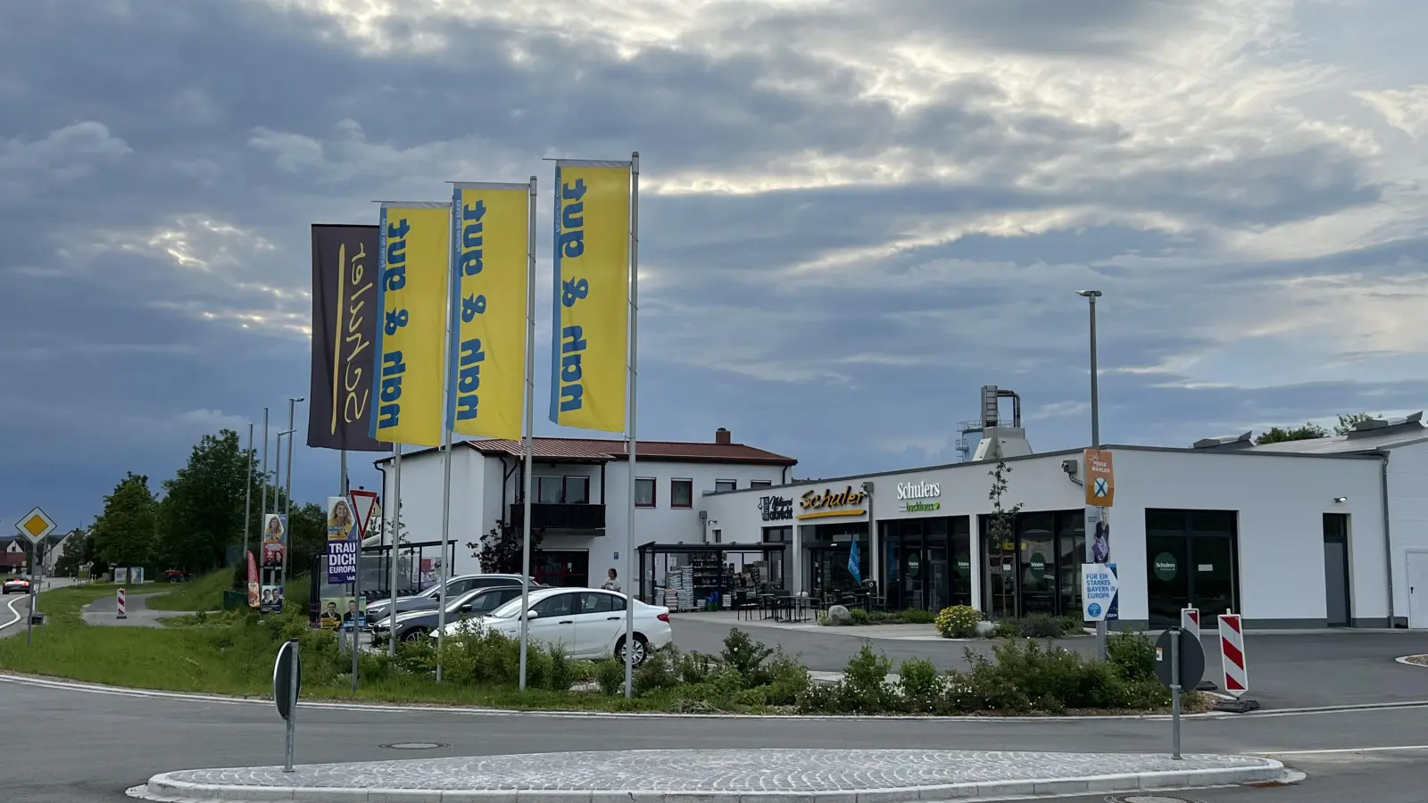 Noch wehen an dem Markt am Trautskirchener Ortseingang die Fahnen von Edeka „nah und gut“ und Günter Schuler im Wind. Zum 1. September ist damit Schluss: Dann übernimmt die Gemeinde. (Foto: Yvonne Neckermann)