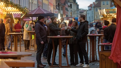 Der erste Tag am Ansbacher Weihnachtsmarkt lockte bereits einige Besucher in die Innenstadt. (Foto: Tizian Gerbing)