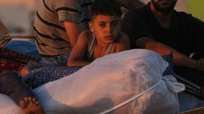 Vertriebene Palästinenser fliehen aus Gaza und tragen ihre Habseligkeiten entlang der Küstenstraße in Richtung des südlichen Gazastreifens. (Foto: Abdel Kareem Hana/AP/dpa)