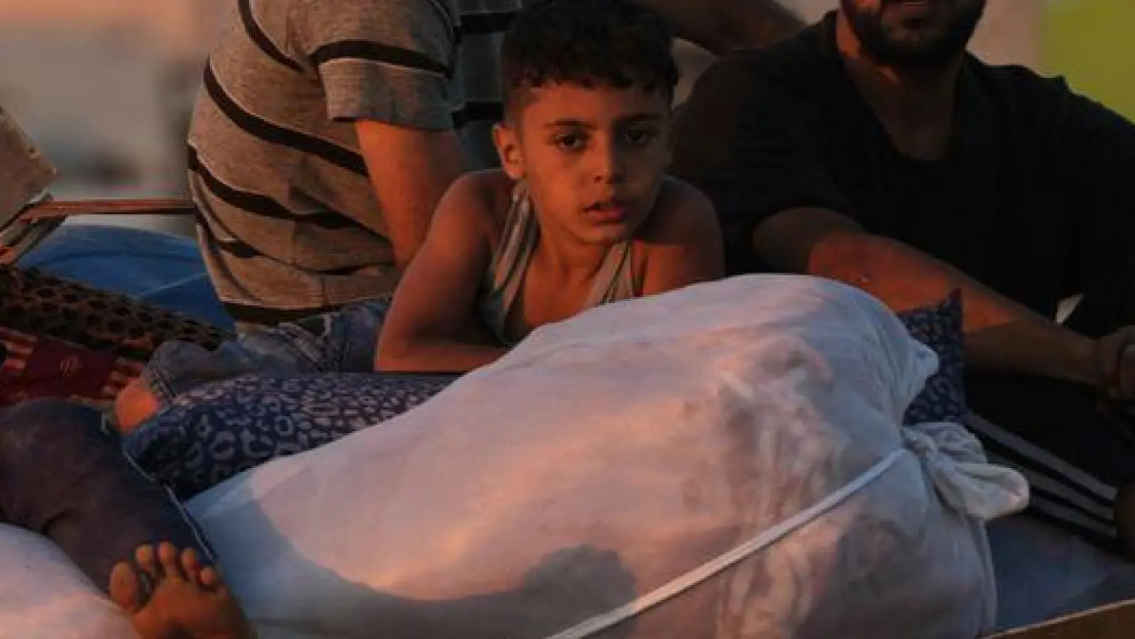 Vertriebene Palästinenser fliehen aus Gaza und tragen ihre Habseligkeiten entlang der Küstenstraße in Richtung des südlichen Gazastreifens. (Foto: Abdel Kareem Hana/AP/dpa)