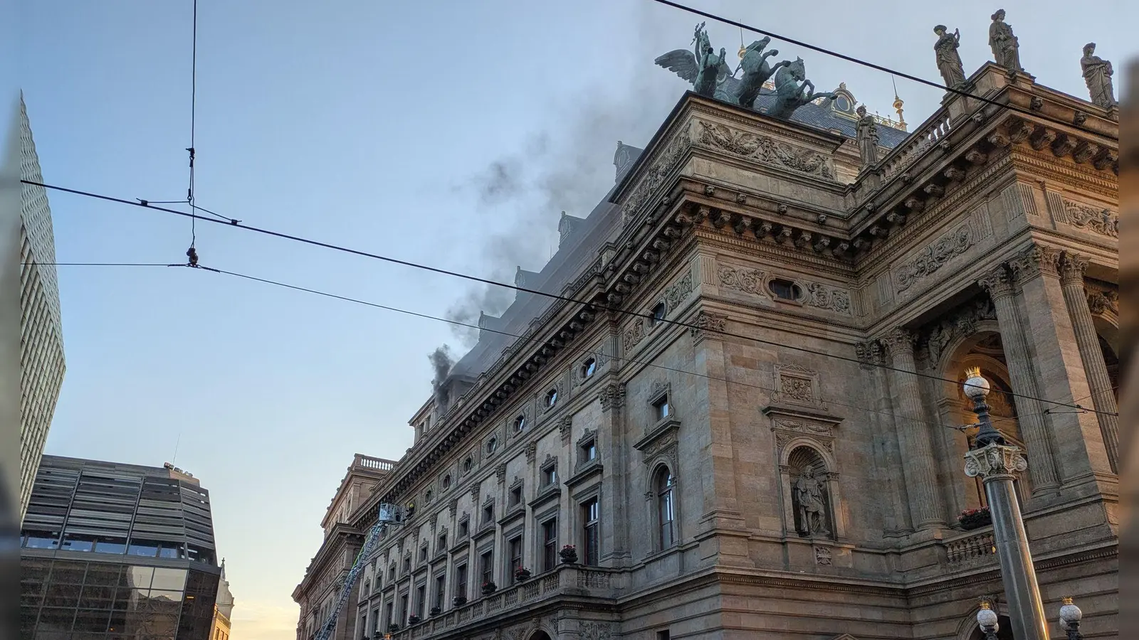 Rauch steigt während eines Brands im Gebäude des Nationaltheaters in Prag auf. (Foto: Duek Tomá/CTK/dpa)