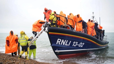 Immer wieder versuchen Menschen, auf Schlauchbooten über den Ärmelkanal nach Großbritannien zu gelangen. (Foto: Gareth Fuller/PA Wire/dpa)