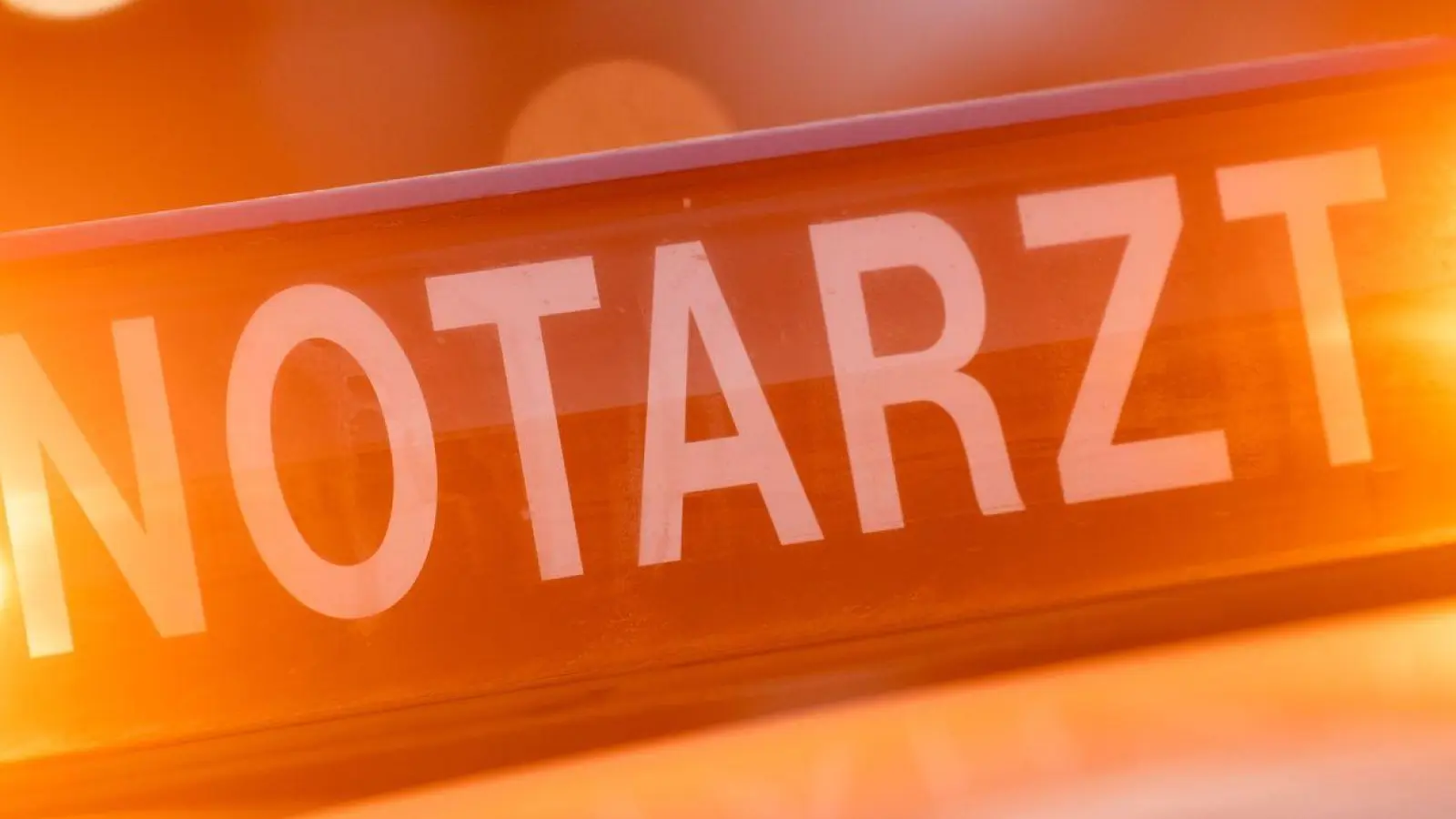 Der Mann schwebt in Lebensgefahr. (Symbolbild) (Foto: Lino Mirgeler/dpa)