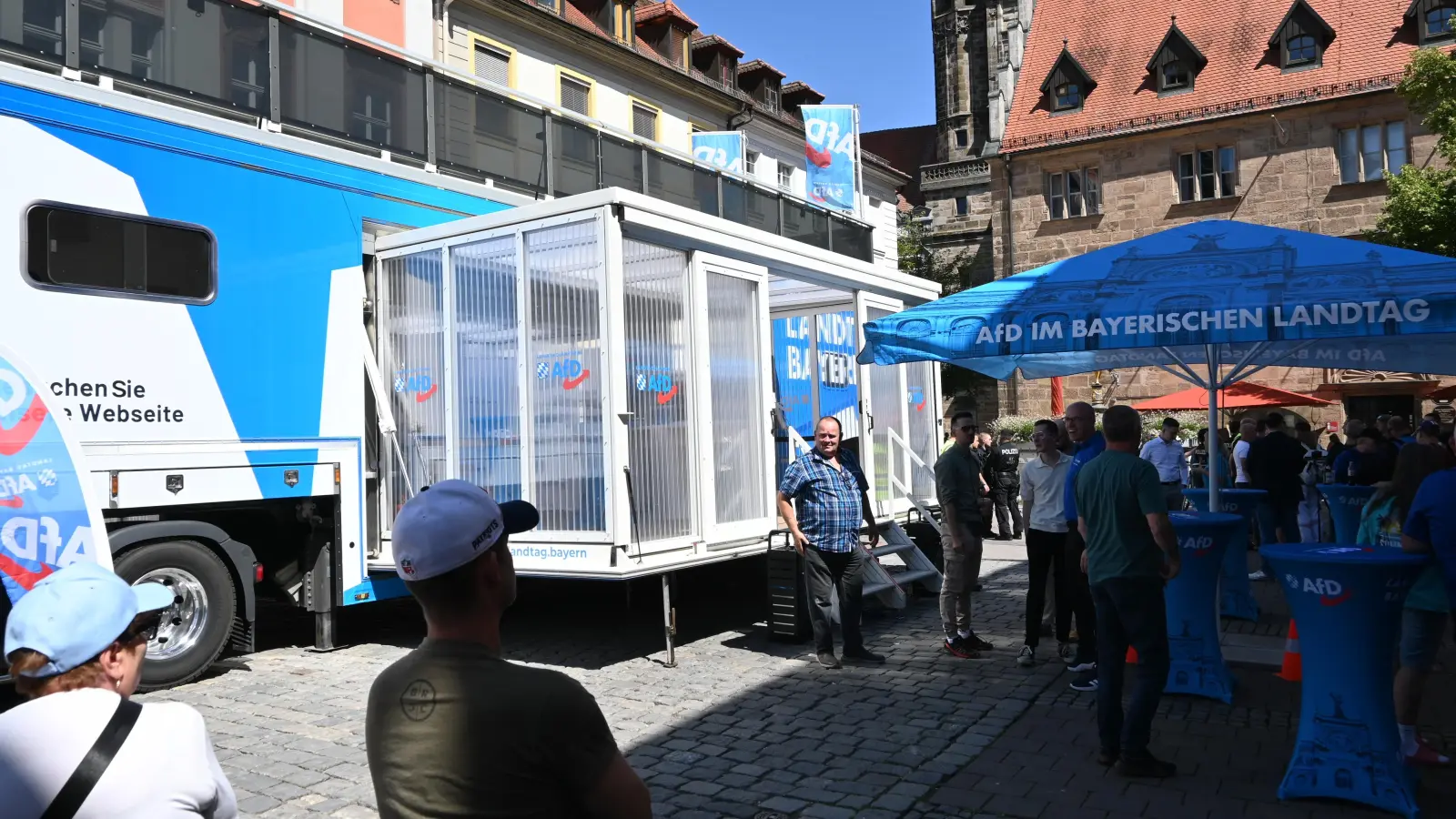 Ein ausgefahrener kleiner Raum befindet sich vor dem Infotruck. (Foto: Anna Beigel)