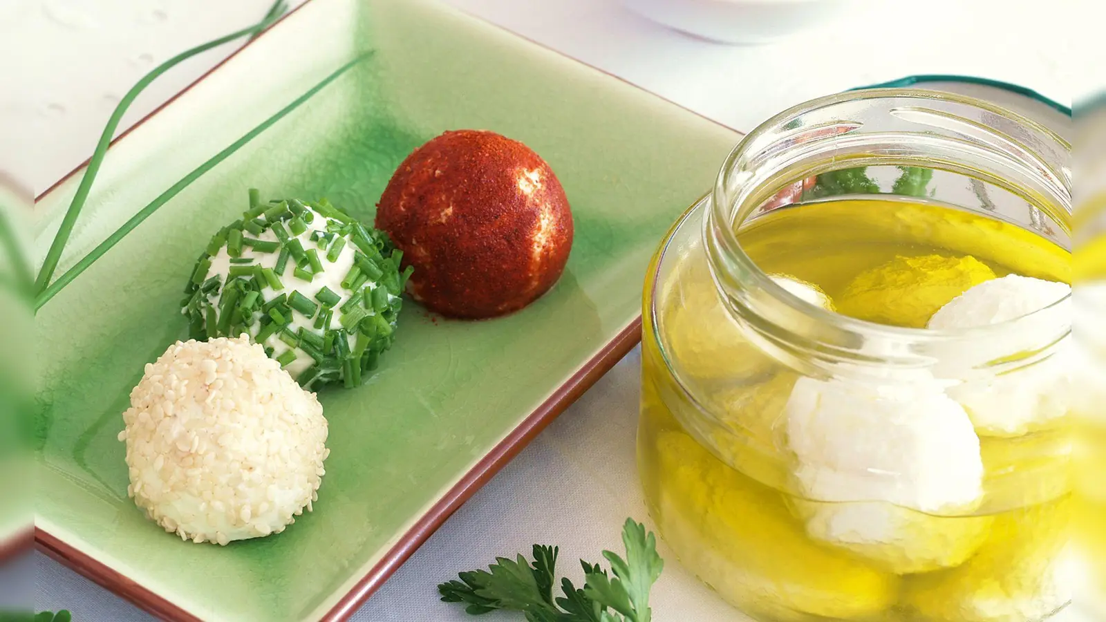 Für die Joghurtbällchen muss man nur Joghurt abtropfen lassen. Ist die Flüssigkeit raus, wird die feste Masse gesalzen und zur Kugel geformt. Dann nur noch in Gewürzen wälzen - fertig.  (Foto: Andrea Jungwirth/Leopold Stocker Verlag/dpa-tmn)