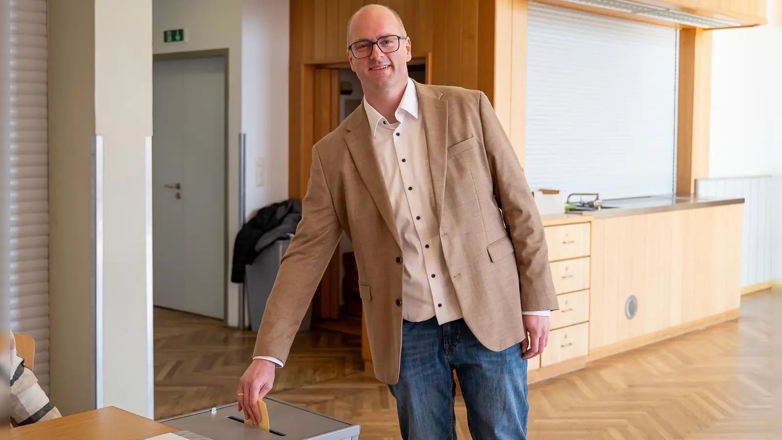 Ob er sich wohl selbst gewählt hat? Hier wirft gerade der ab Mai neue Uffenheimer Bürgermeister Thomas Schmitt (BLU) seinen Stimmzettel in die Wahlurne. (Foto: Mirko Fryska)