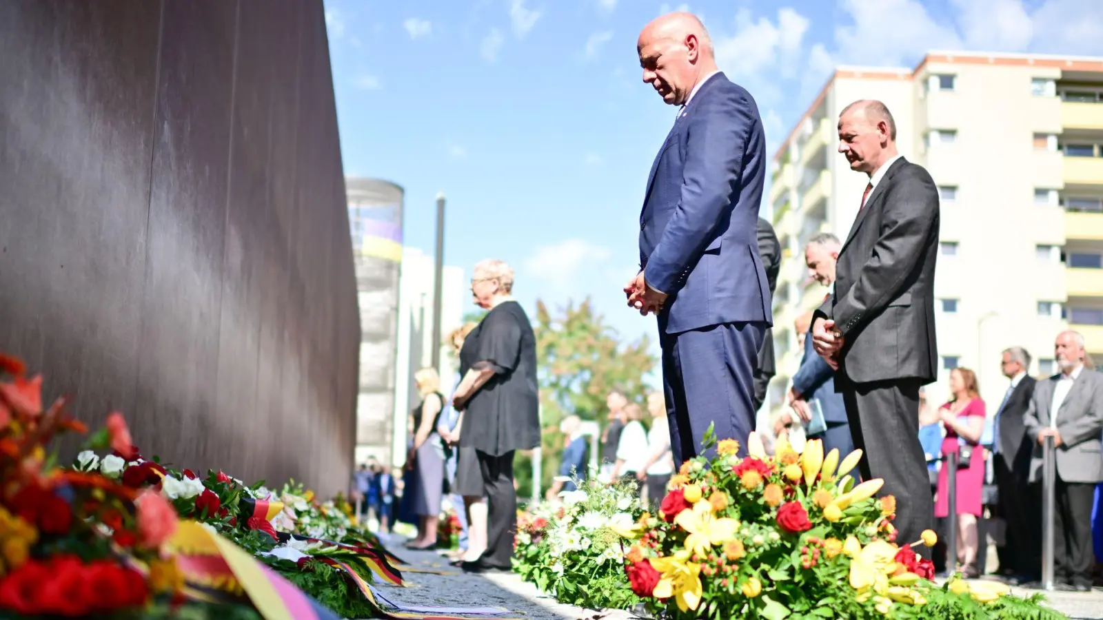 Am 13. August 1961 begann der Bau der Berliner Mauer - daran erinnerte ein Gedenkakt an der Bernauer Straße. (Foto: Sebastian Christoph Gollnow/dpa)