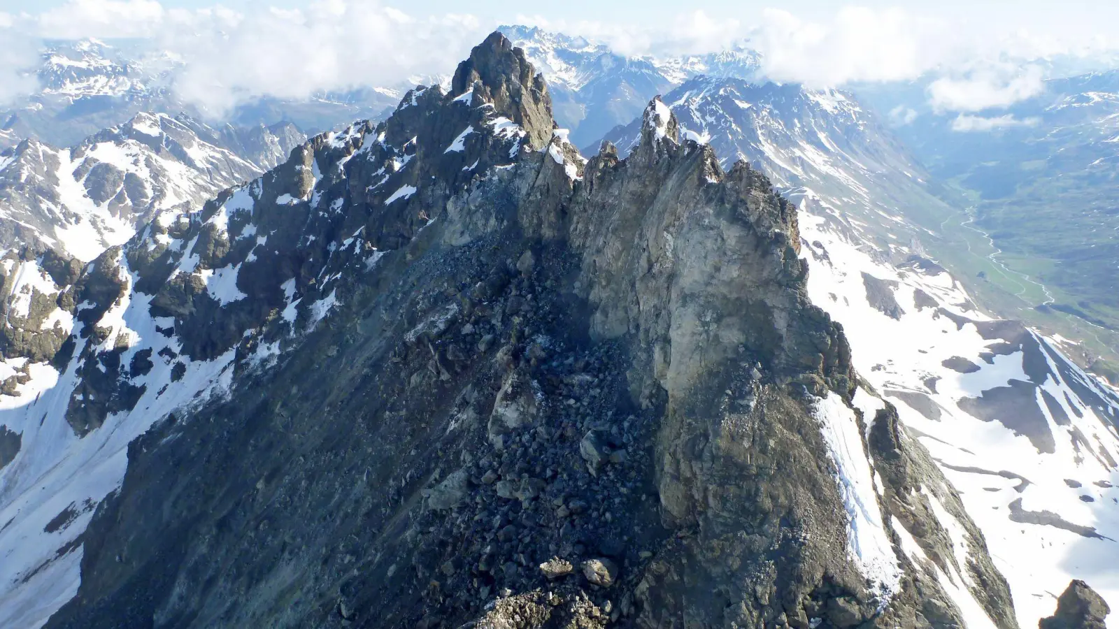Blick auf einen Teil des Fluchthorns, nachdem sich Gesteinsmassen gelöst haben und bergab gerutscht sind. Bei dem massiven Bergsturz im Bundesland Tirol ist ein Alpengipfel samt Gipfelkreuz verschwunden. (Foto: ---/Land Tirol/dpa)