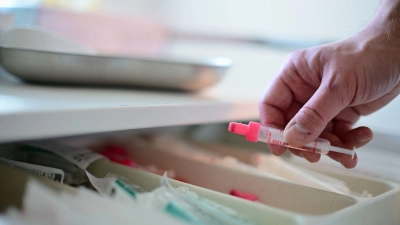 Wie viel Lipoprotein(a) im Blut ist, bestimmen vor allem die Gene. Daher reicht es aus, diesen Wert einmal im Leben zu bestimmen.  (Foto: Sebastian Gollnow/dpa)