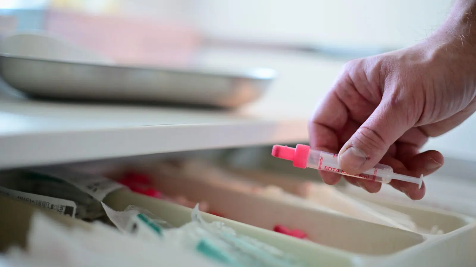 Wie viel Lipoprotein(a) im Blut ist, bestimmen vor allem die Gene. Daher reicht es aus, diesen Wert einmal im Leben zu bestimmen.  (Foto: Sebastian Gollnow/dpa)