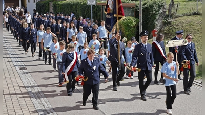 Die Thanner Jubelwehr beim Umzug. Um die 70 Abordnungen befreundeter Feuerwehren und Vereine aus der Gemeinde Bechhofen und der Umgebung zogen durch den Ort.  (Foto: Günther Holzinger)