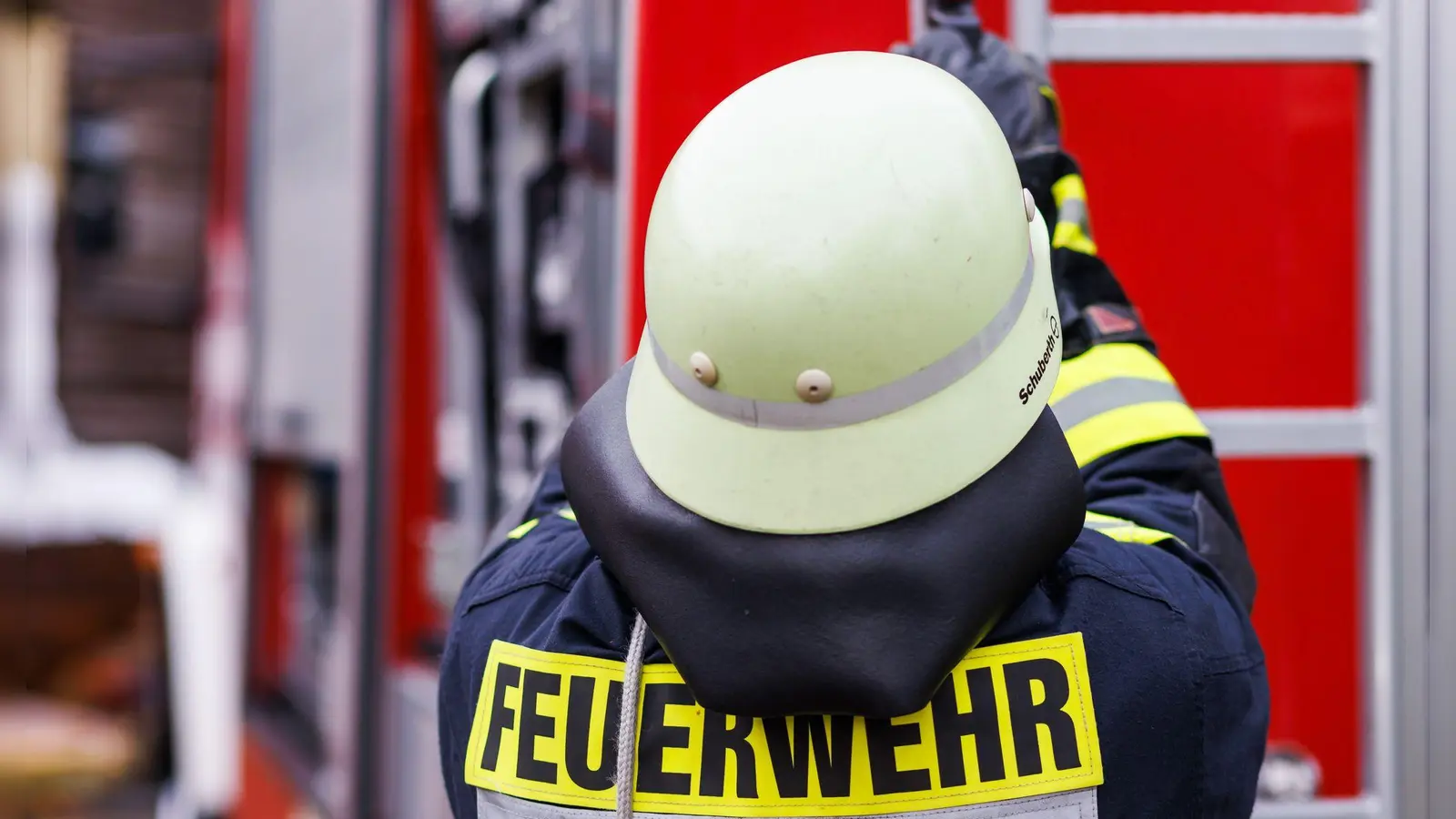 Bei dem Brand in Offingen waren sieben Feuerwehren im Einsatz. (Symbolbild) (Foto: Philipp von Ditfurth/dpa)