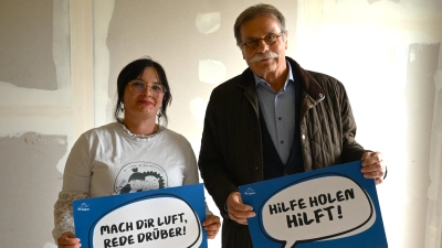 Mitten in der Baustelle in einem der zukünftigen Räume in der Karlstraße: Die Rauhreif-Leiterin Daniela Rajewitz und der Vorsitzende des Vereins, Dr. Eckhard Göritz, sind gespannt auf die Veränderungen ab 2027. (Foto: Anna Beigel)