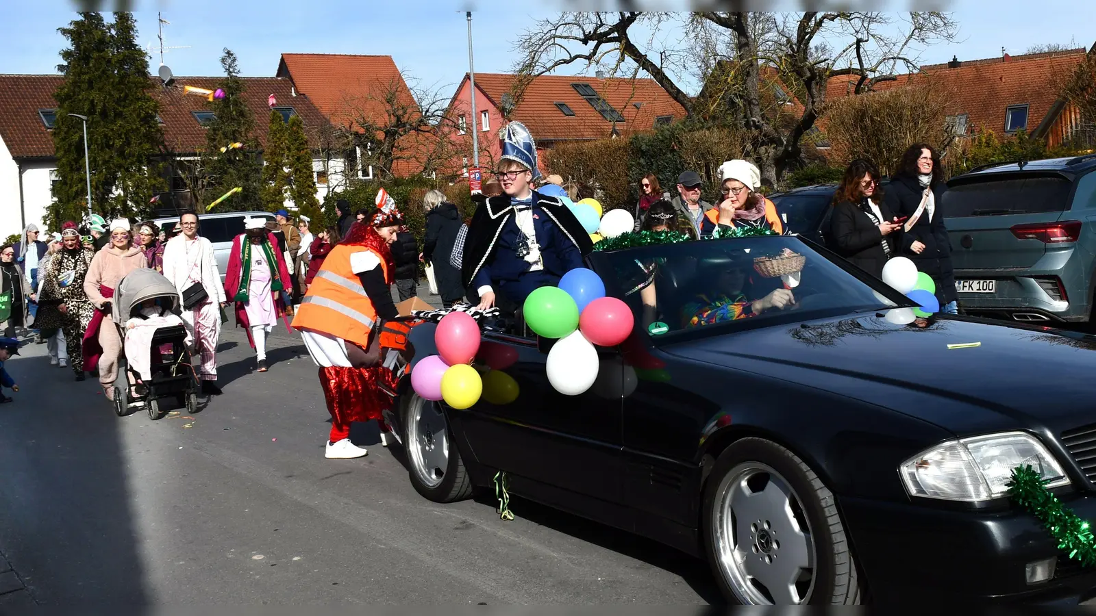 Närrischer Trubel in Markt Erlbach: Zahlreiche Kostümierte bildeten einen eindrucksvollen Gaudiwurm. Die Schaulustigen bekamen viel zu sehen. (Foto: Gudrun Schwarz-Köhler)