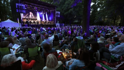Beim ersten Konzert hatten die Zuschauer noch Glück mit dem Wetter. (Foto: Karl-Josef Hildenbrand/dpa)