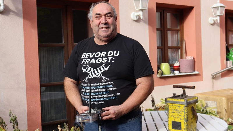 Heute steuert der Pyrotechniker Franz Rathgeber seine Feuerwerke per Funk. Früher musste eine schwere Stoßzündmaschine (rechts im Foto) betätigt werden, weiß der Profi. (Foto: Antonia Müller)
