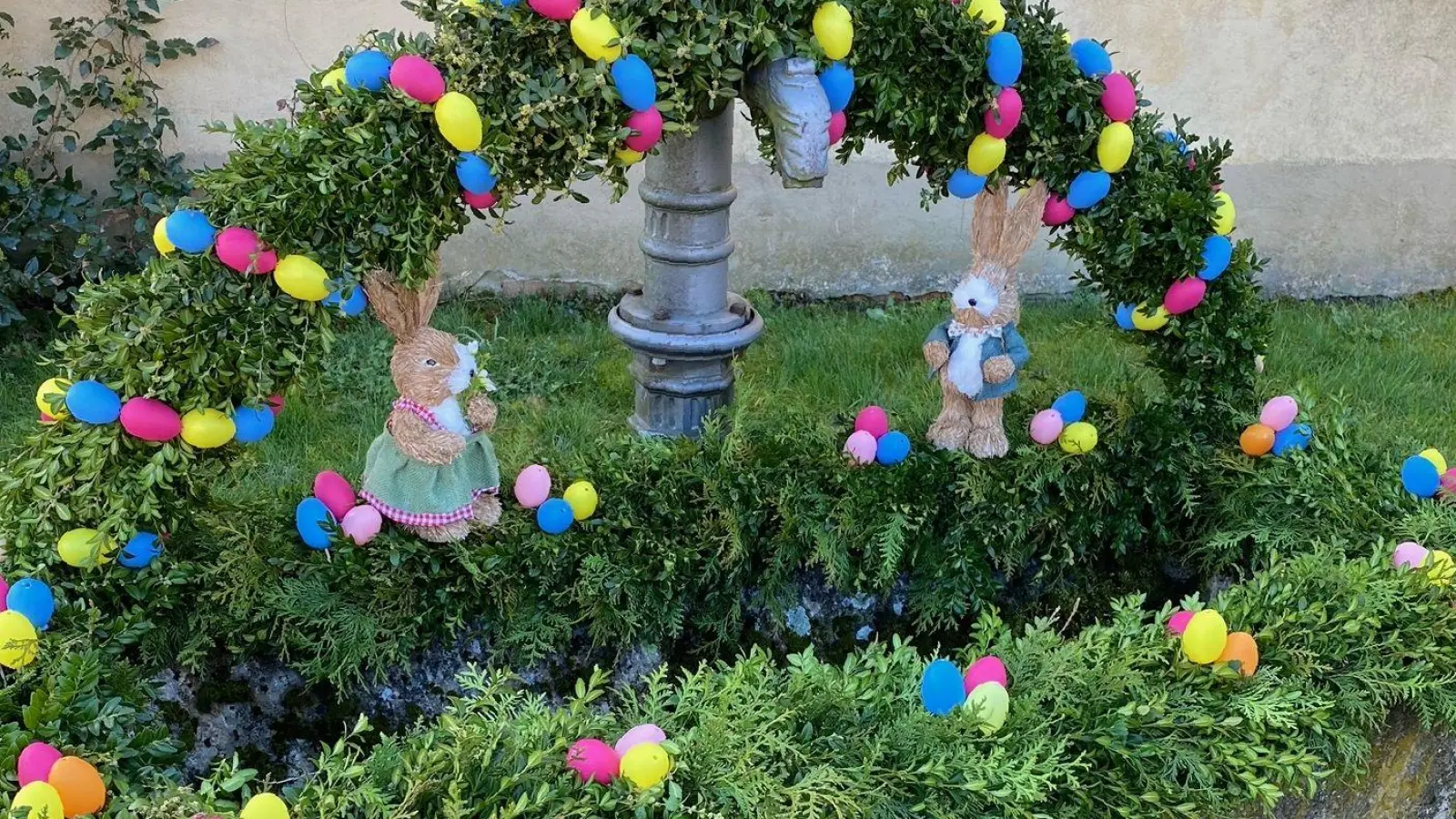 ...der zweite, kleinere Brunnen ist ebenfalls bunt geschmückt. (Foto: Aike Strauß)