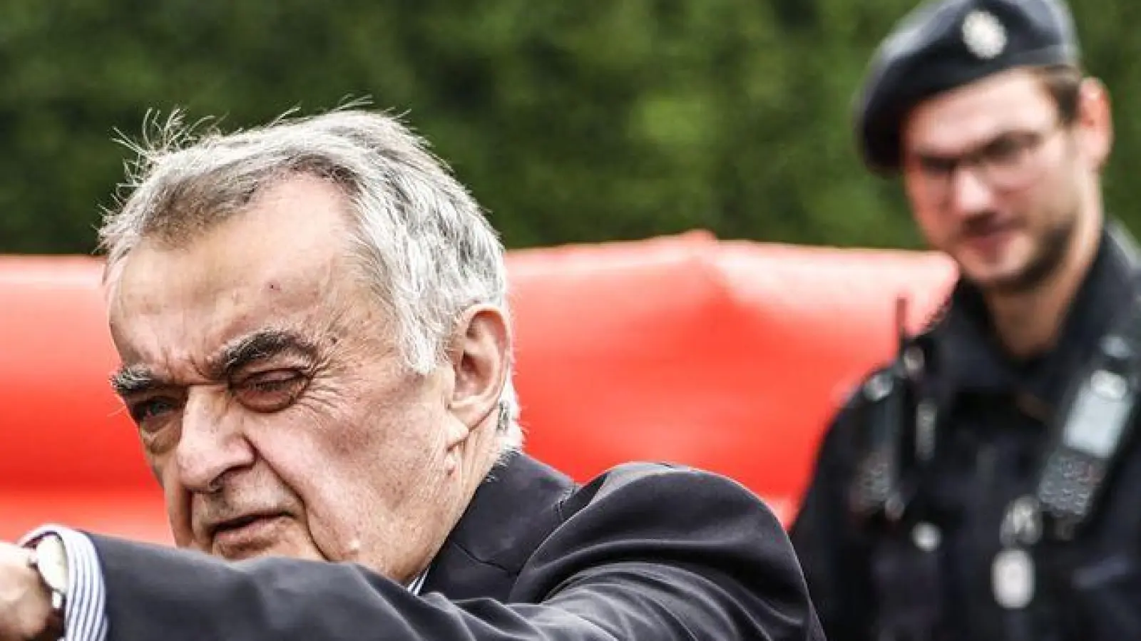 Nordrhein-Westfalens Innenminister Herbert Reul lässt sich an der deutsch-belgischen Grenze an einer Wassertankstation die Lage erläutern.  (Foto: Oliver Berg/dpa)