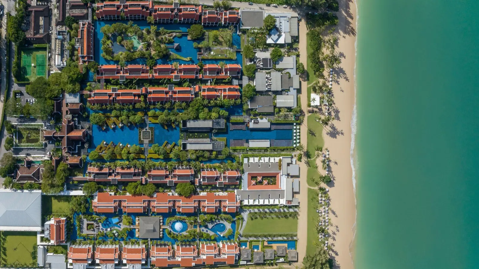 Von weit oben werden die Ausmaße deutlich: Die Poolanlage des JW Marriott Khao Lak Resort &amp; Spa schlängelt sich auf mehr als zwei Kilometern durchs Hotelgelände. (Foto: JW Marriott Khao Lak Resort & Spa/dpa-tmn)