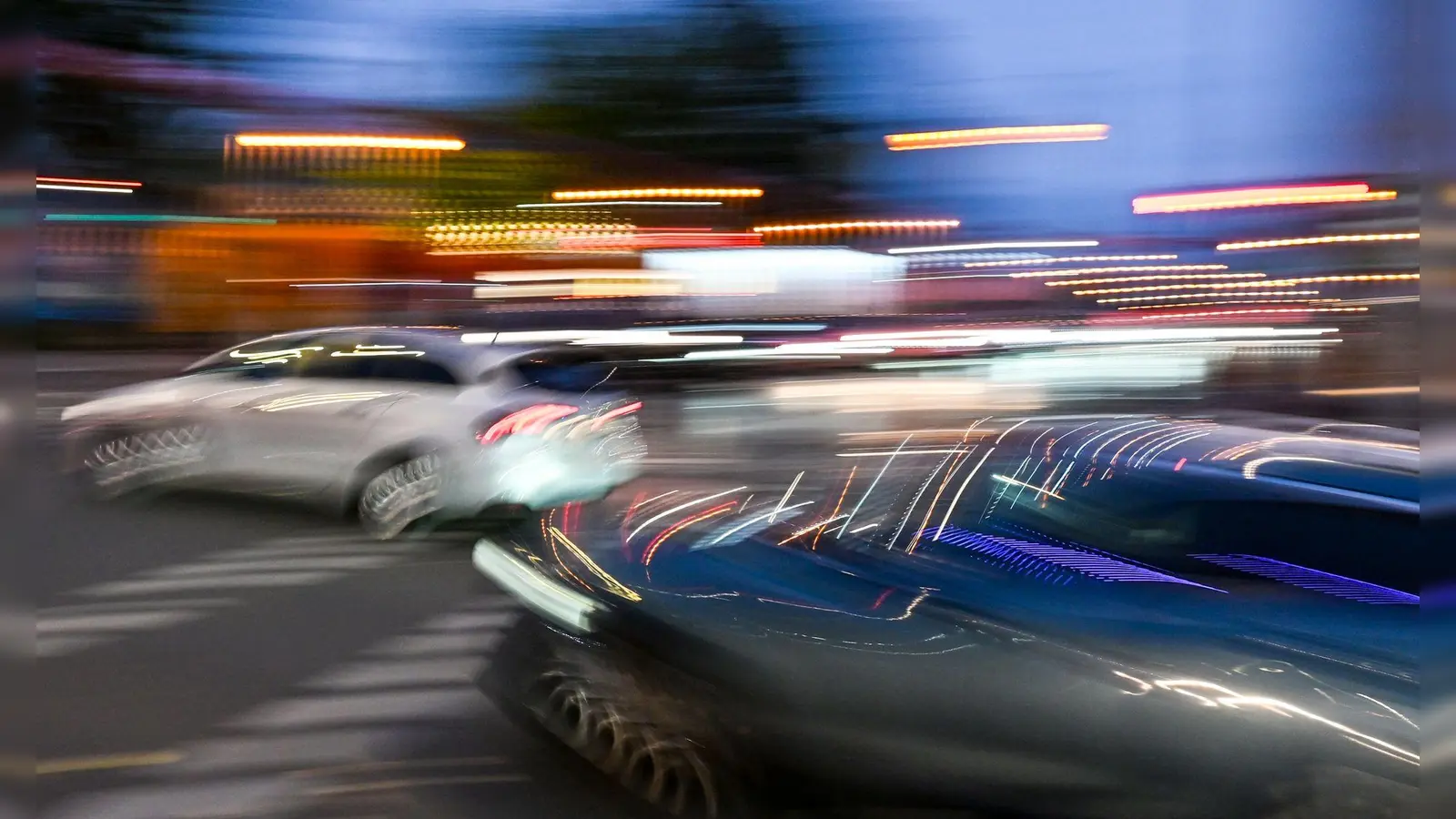 Verzerrte Verkehrswelt: In einem Fall wollte jemand Nutzungsausfall für ein Auto, das er aber nutzte - ging das vor Gericht durch? (Foto: Jens Kalaene/dpa)