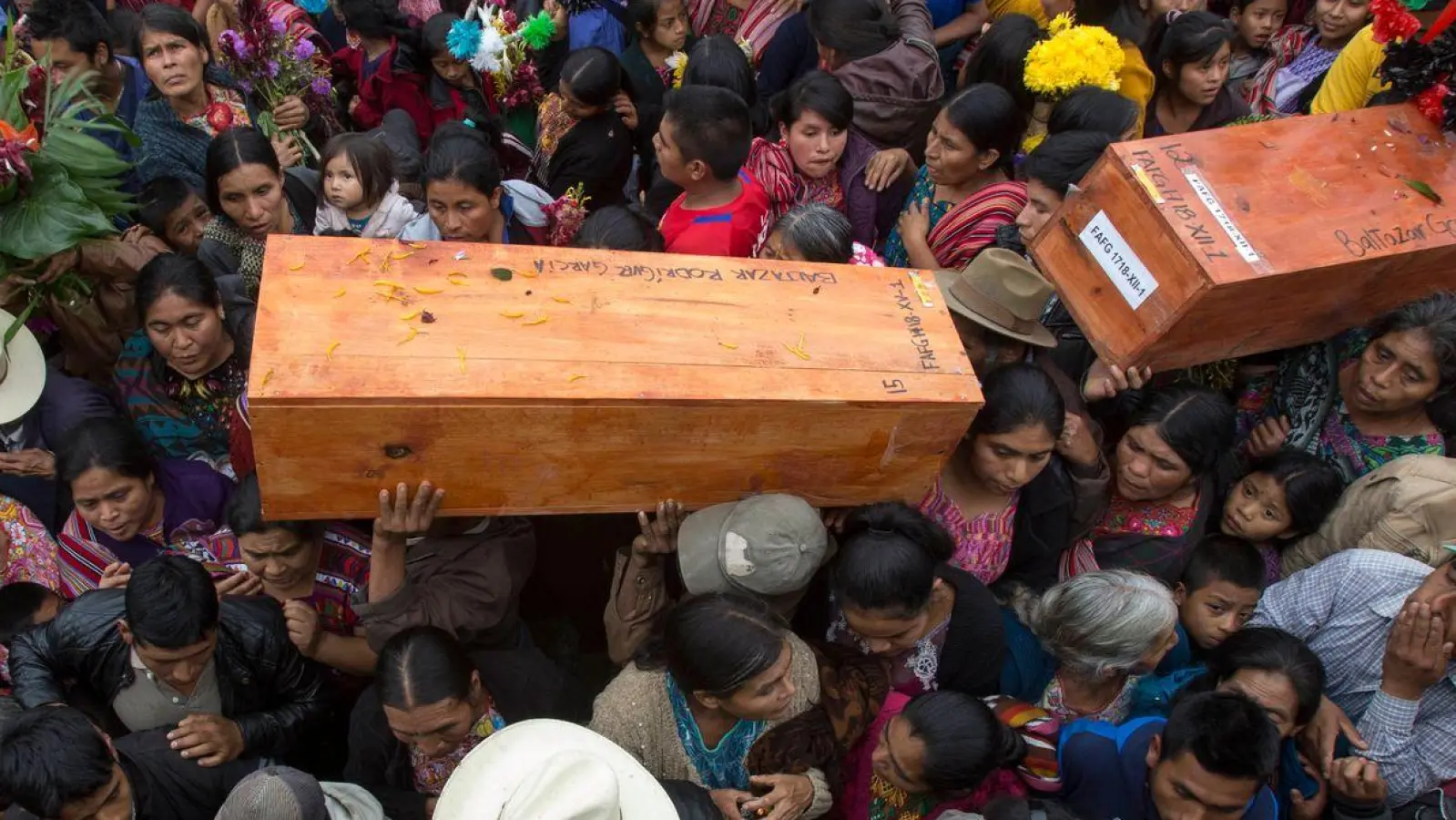 Guatemala: Menschen tragen in Santa Avelina Särge mit den Überresten von indigenen Bürgerkriegsopfern. Der Ex-Militärchef in Guatemala steht erneut vor Gericht. (Foto: Luis Soto/dpa)