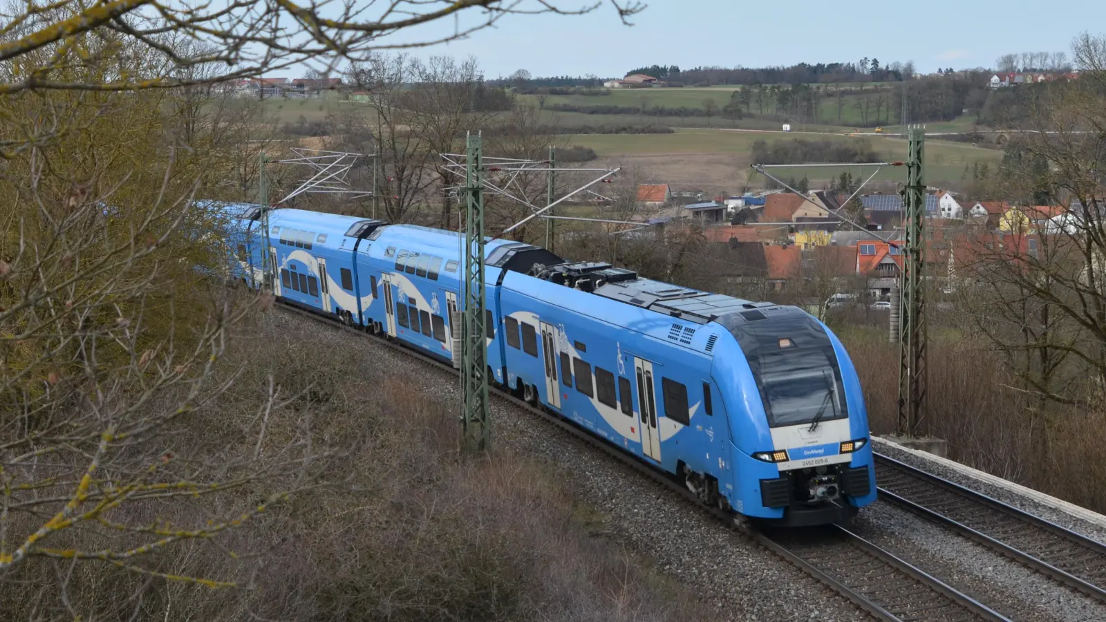 Die Bahnstrecke zwischen Würzburg und Gunzenhausen (hier bei Ansbach) ist im März für eine gute Woche komplett gesperrt. (Foto: Johannes Hirschlach)