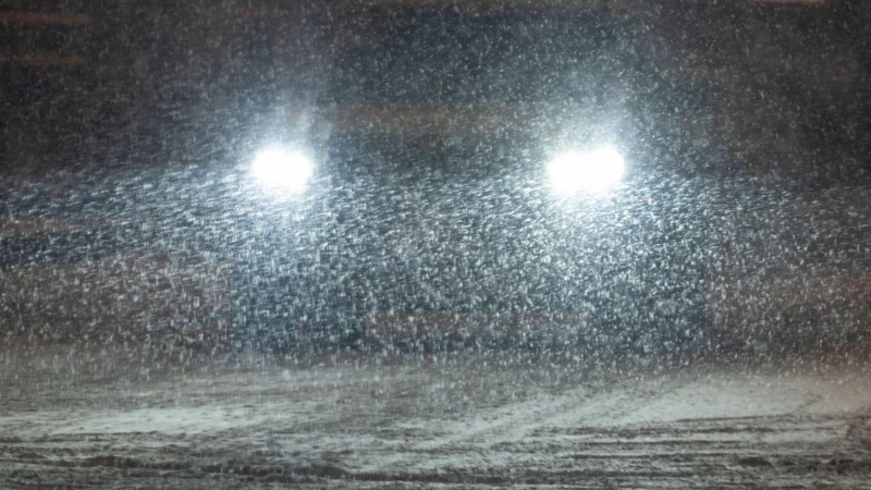 Auf den Straßen herrschen in Westmittelfranken am Montagmorgen winterliche Verhältnisse mit mehreren Zentimetern Neuschnee. (Symbolbild: Stefan Puchner/dpa)