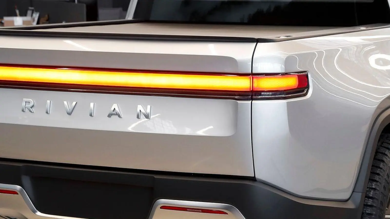 Rivians Technologie soll in Zukunft bei Autos von VW Anwendung finden. (Archivbild) (Foto: Paul Sancya/AP/dpa)
