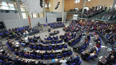 Anträge auf Absetzung der Bundestagssitzung zum Finanzpaket in letzter Minute scheitern. (Foto: Michael Kappeler/dpa)